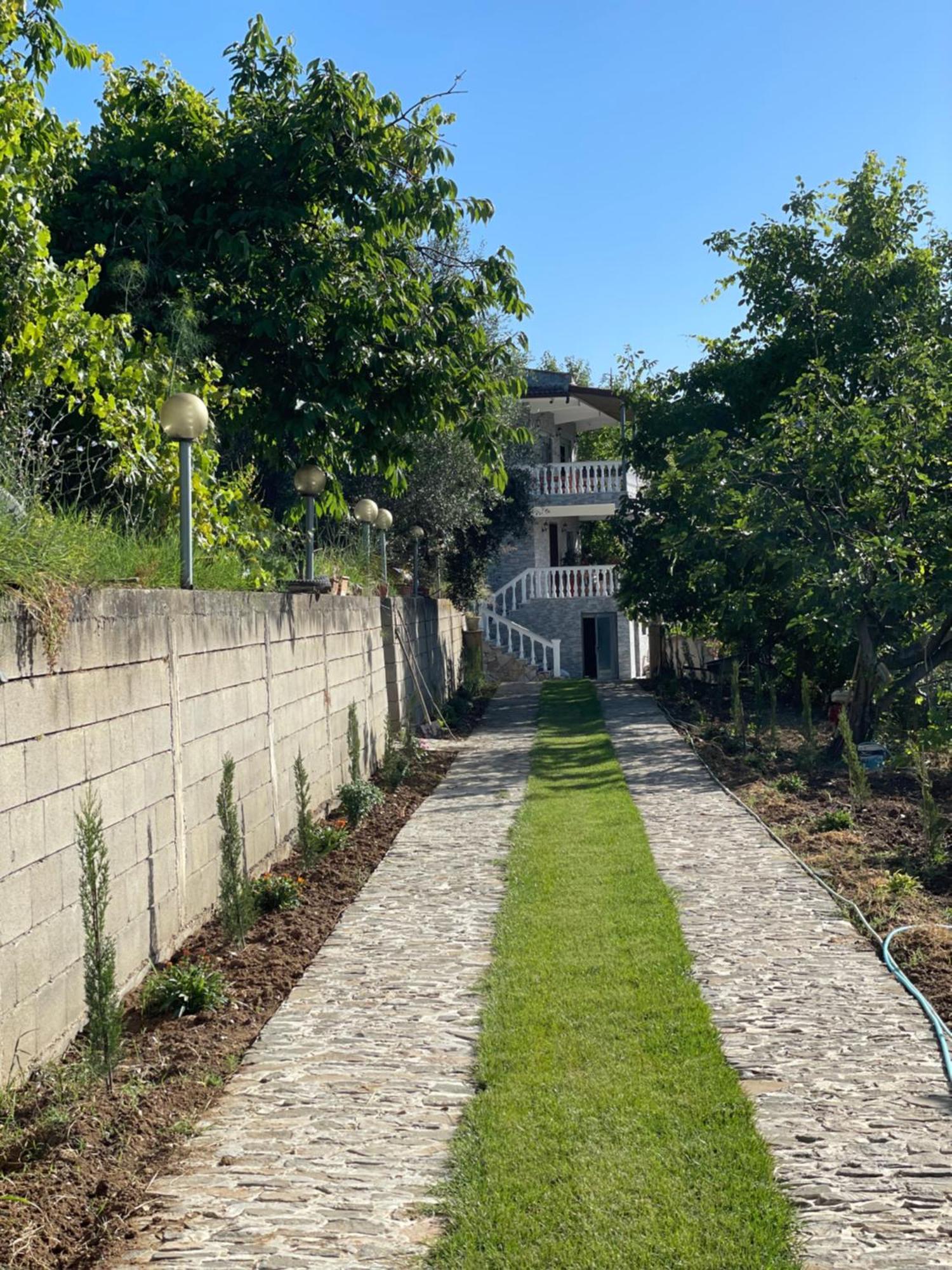 בראט Guest House Xhuljon מראה חיצוני תמונה