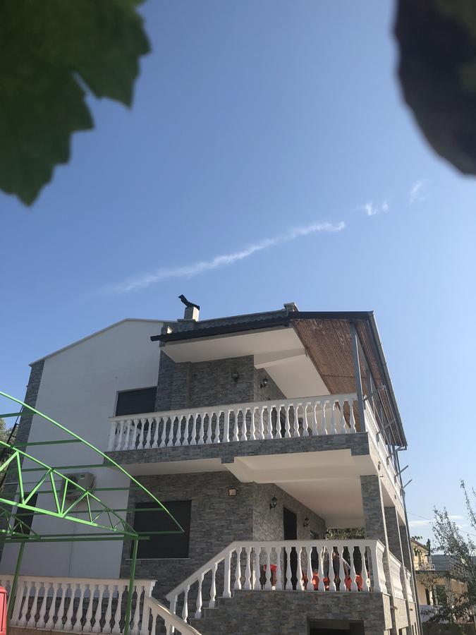 בראט Guest House Xhuljon מראה חיצוני תמונה