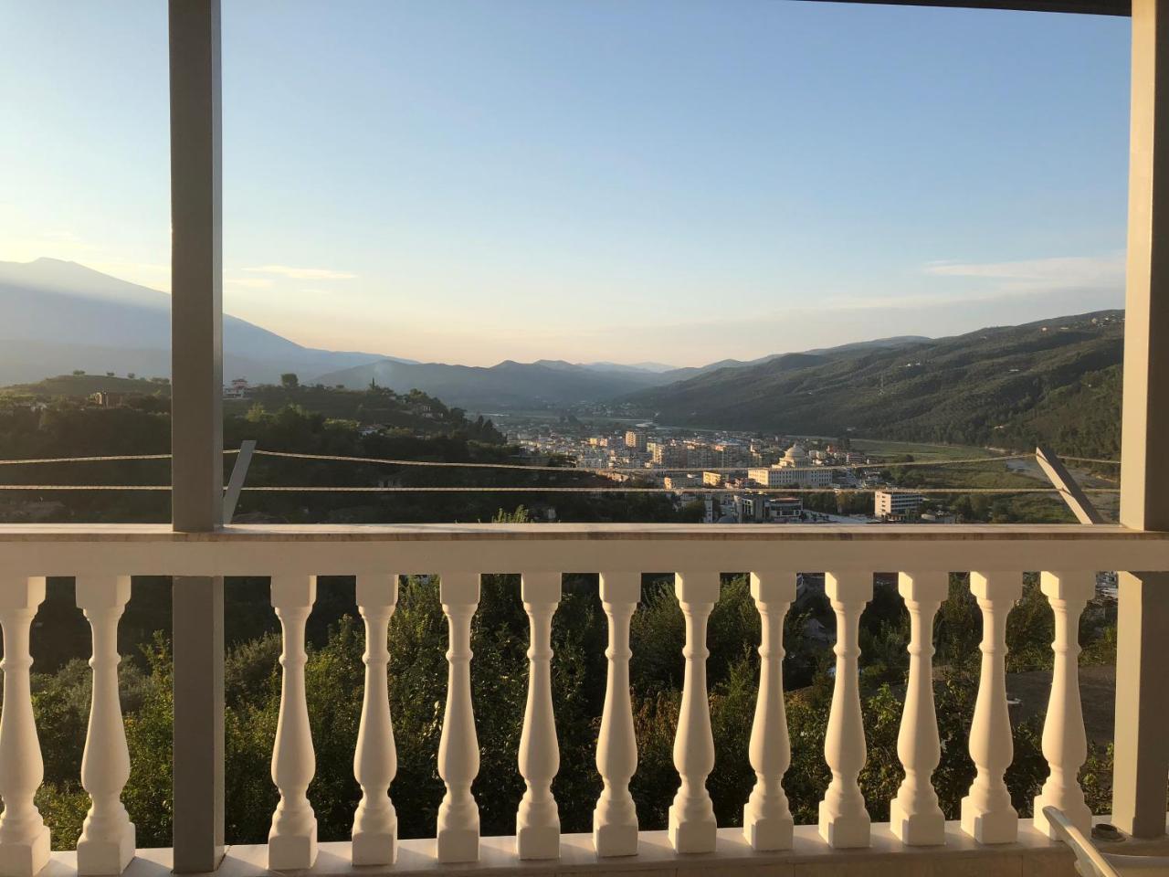 בראט Guest House Xhuljon מראה חיצוני תמונה